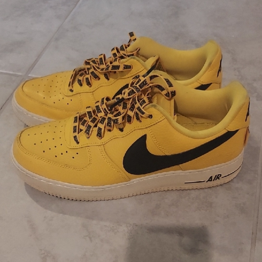 Nike Men's Yellow and Black Sneakers